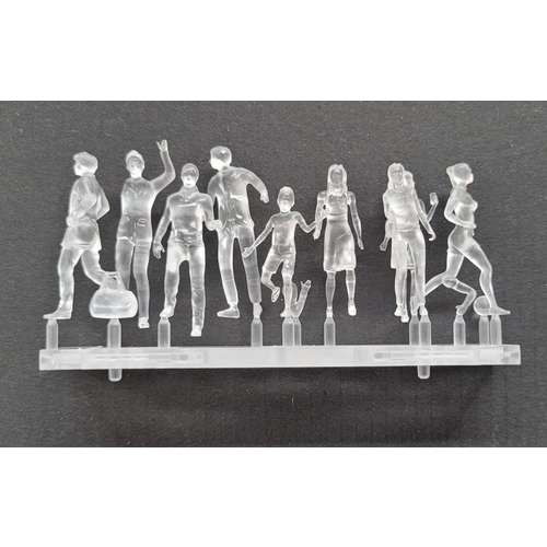 Lot de 18 figurines en marche transparentes Hermoli 