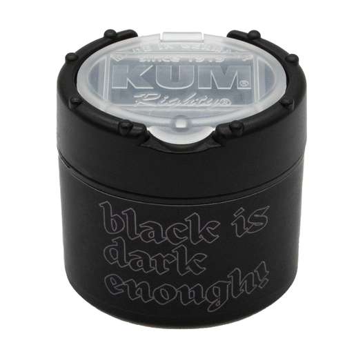 Taille-crayon “Black is Dark Enough” Kum 